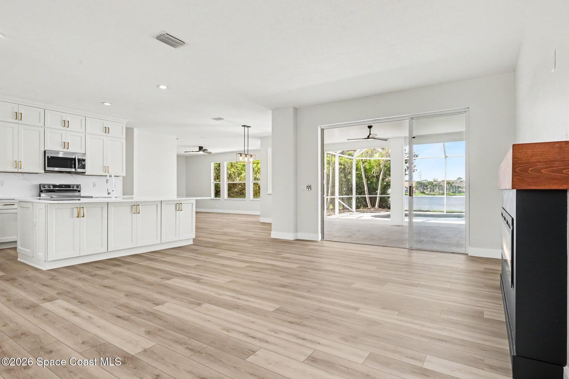 572 Oceanside Boulevard photo 8