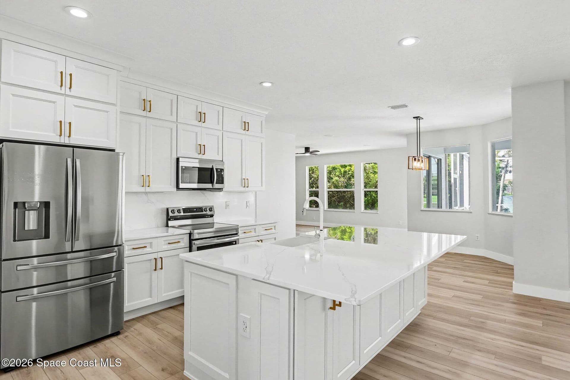 572 Oceanside Boulevard photo 11