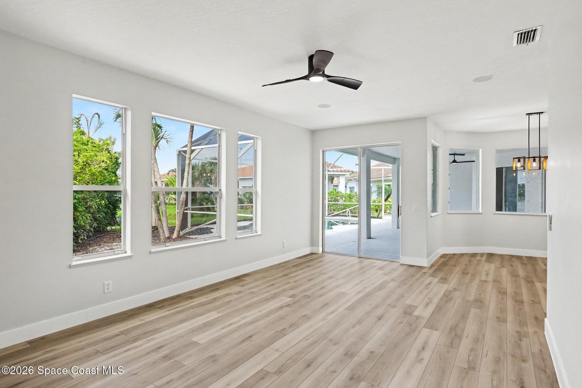 572 Oceanside Boulevard photo 14