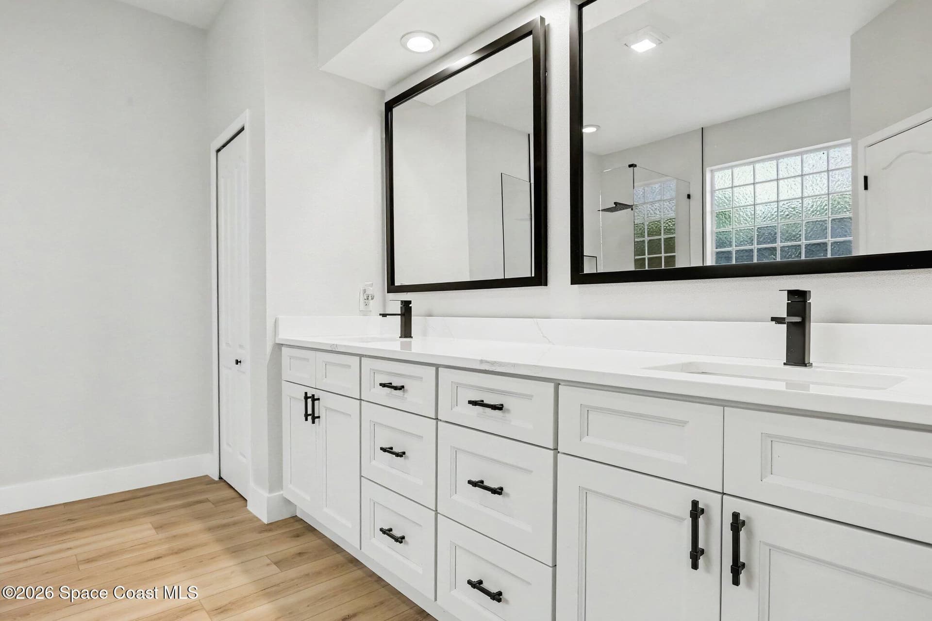 572 Oceanside Boulevard photo 21