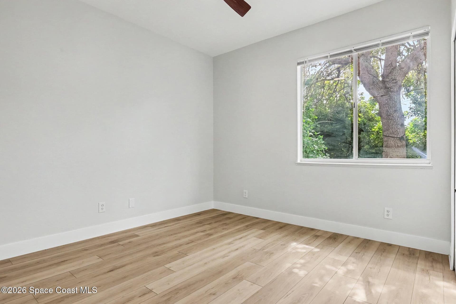 572 Oceanside Boulevard photo 23