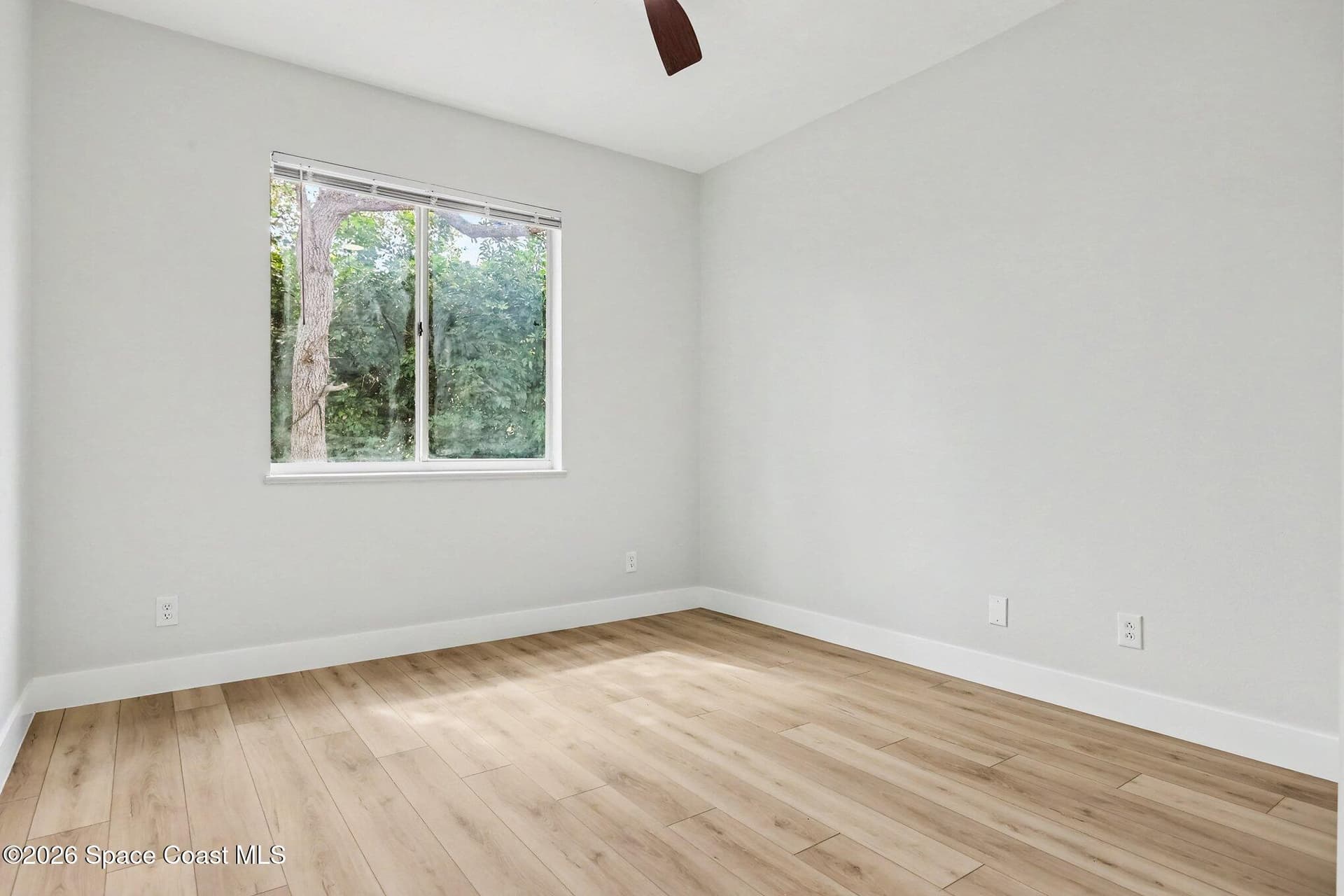 572 Oceanside Boulevard photo 25