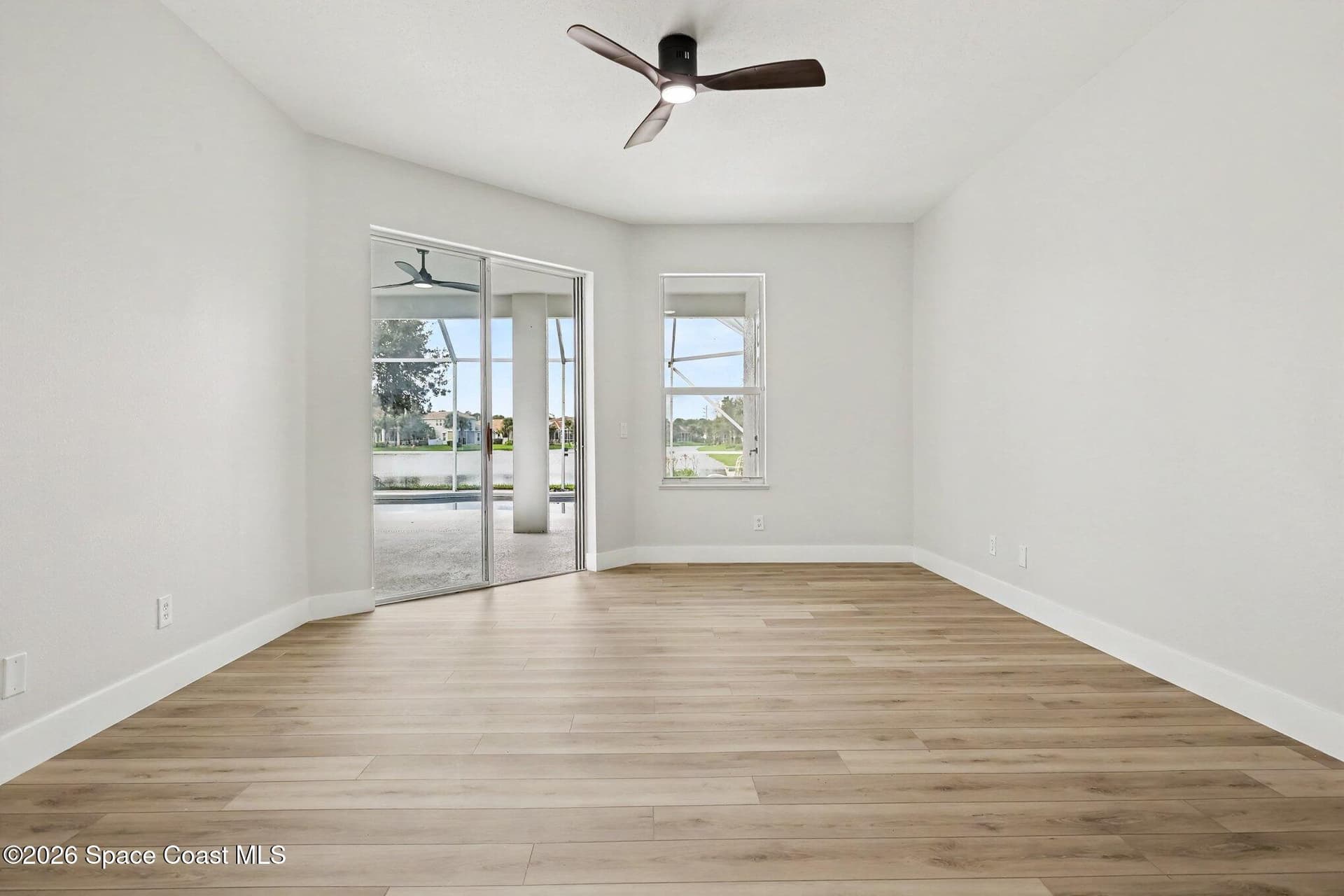 572 Oceanside Boulevard photo 17