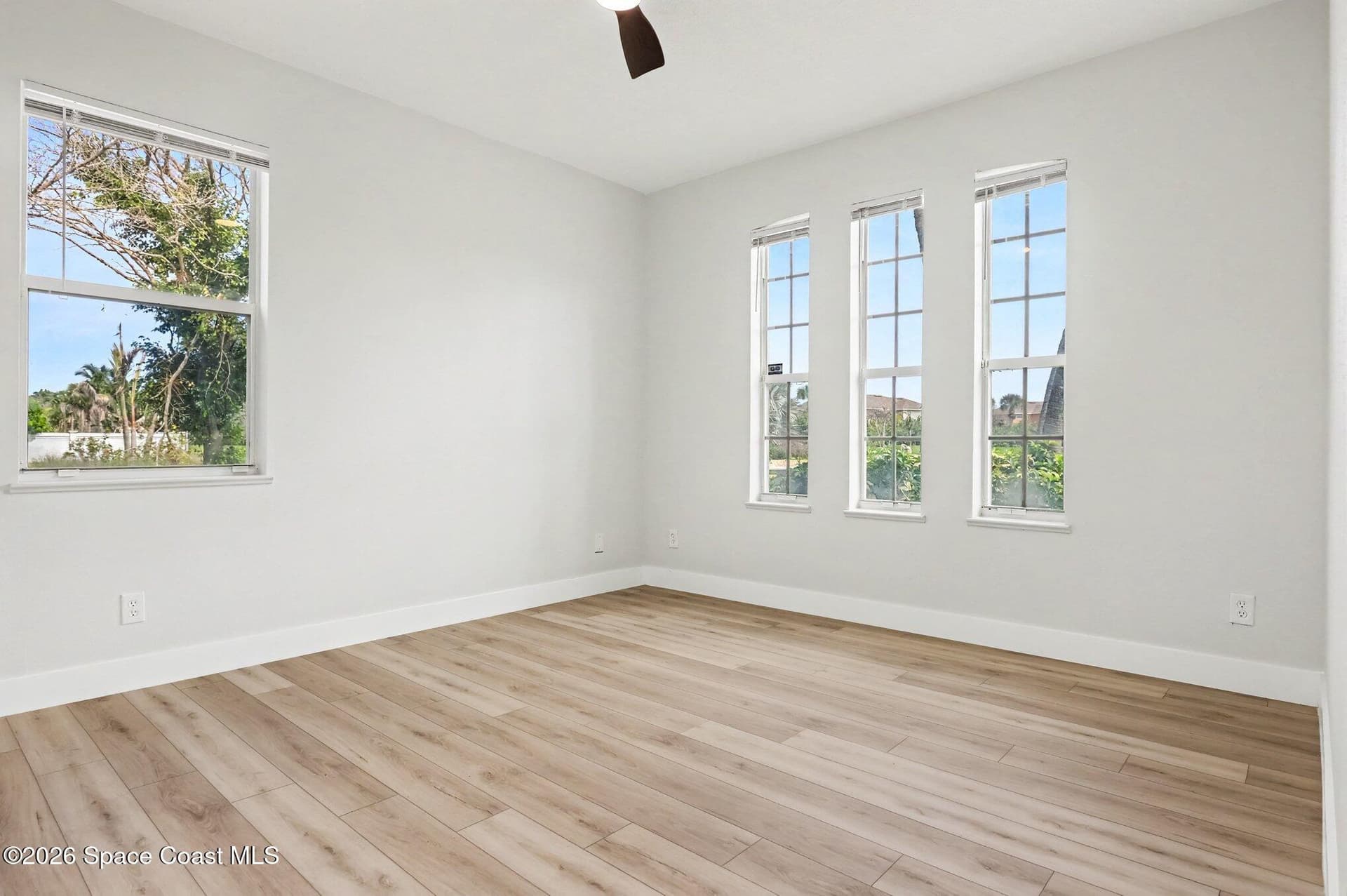 572 Oceanside Boulevard photo 16