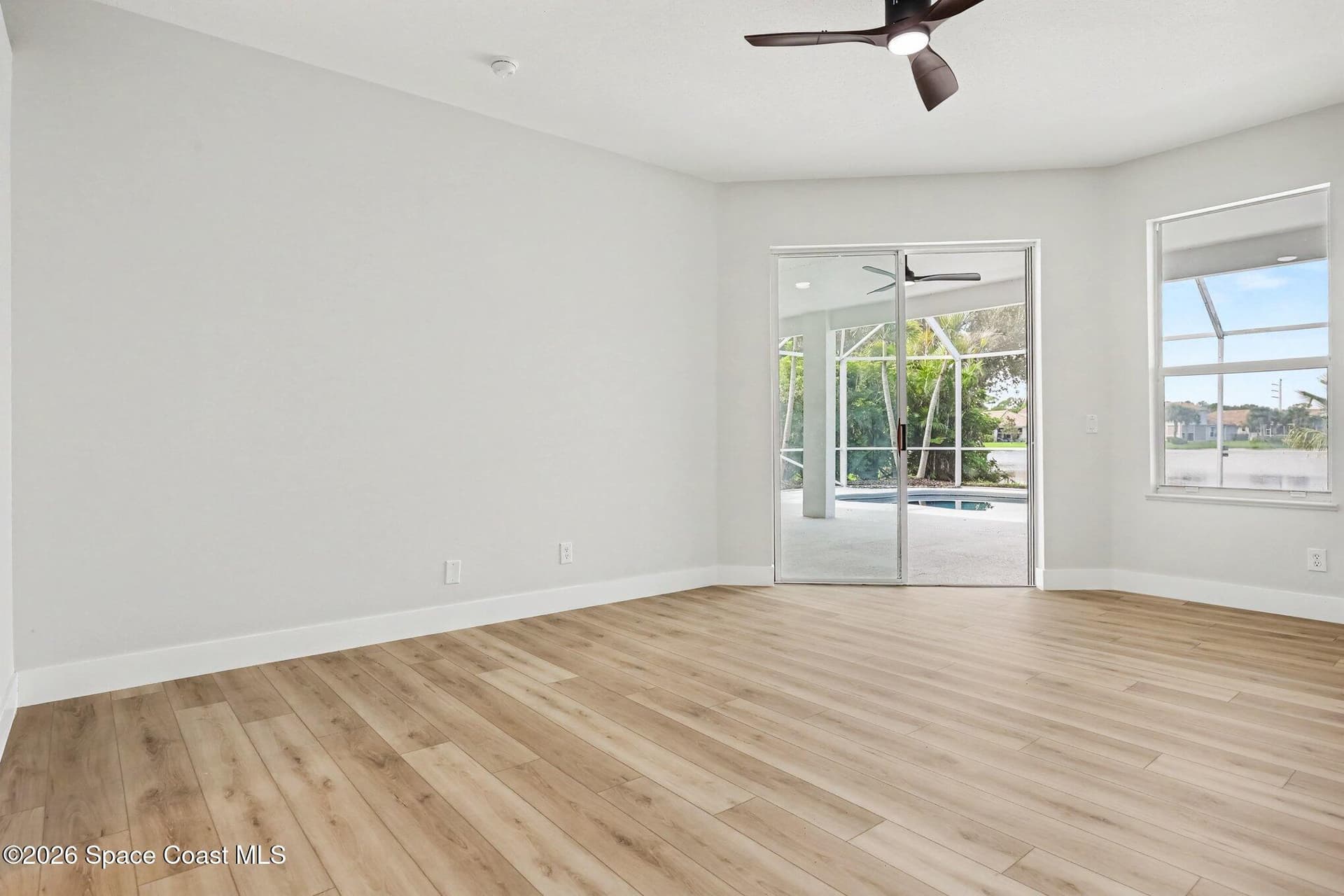 572 Oceanside Boulevard photo 18