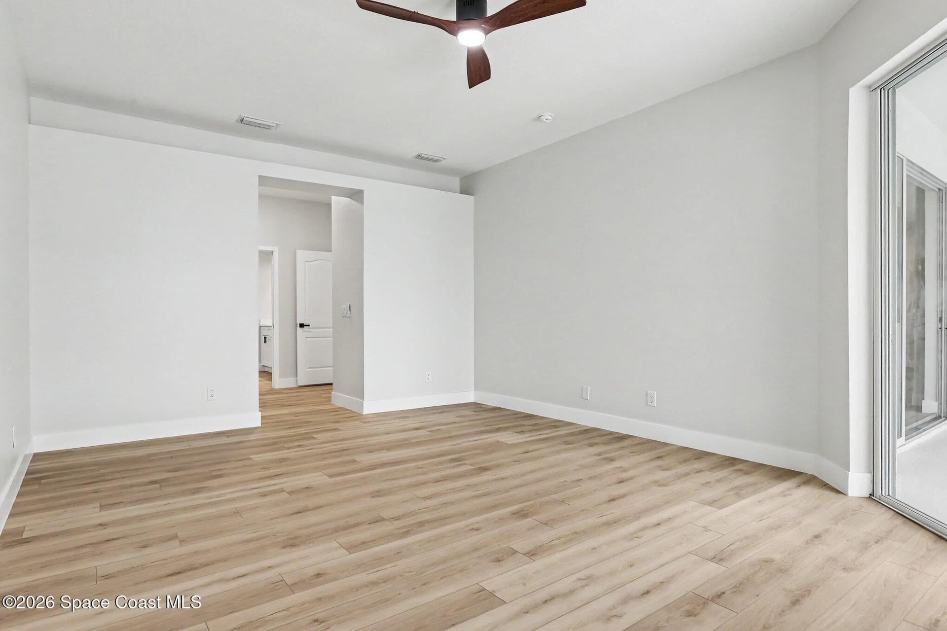 572 Oceanside Boulevard photo 19