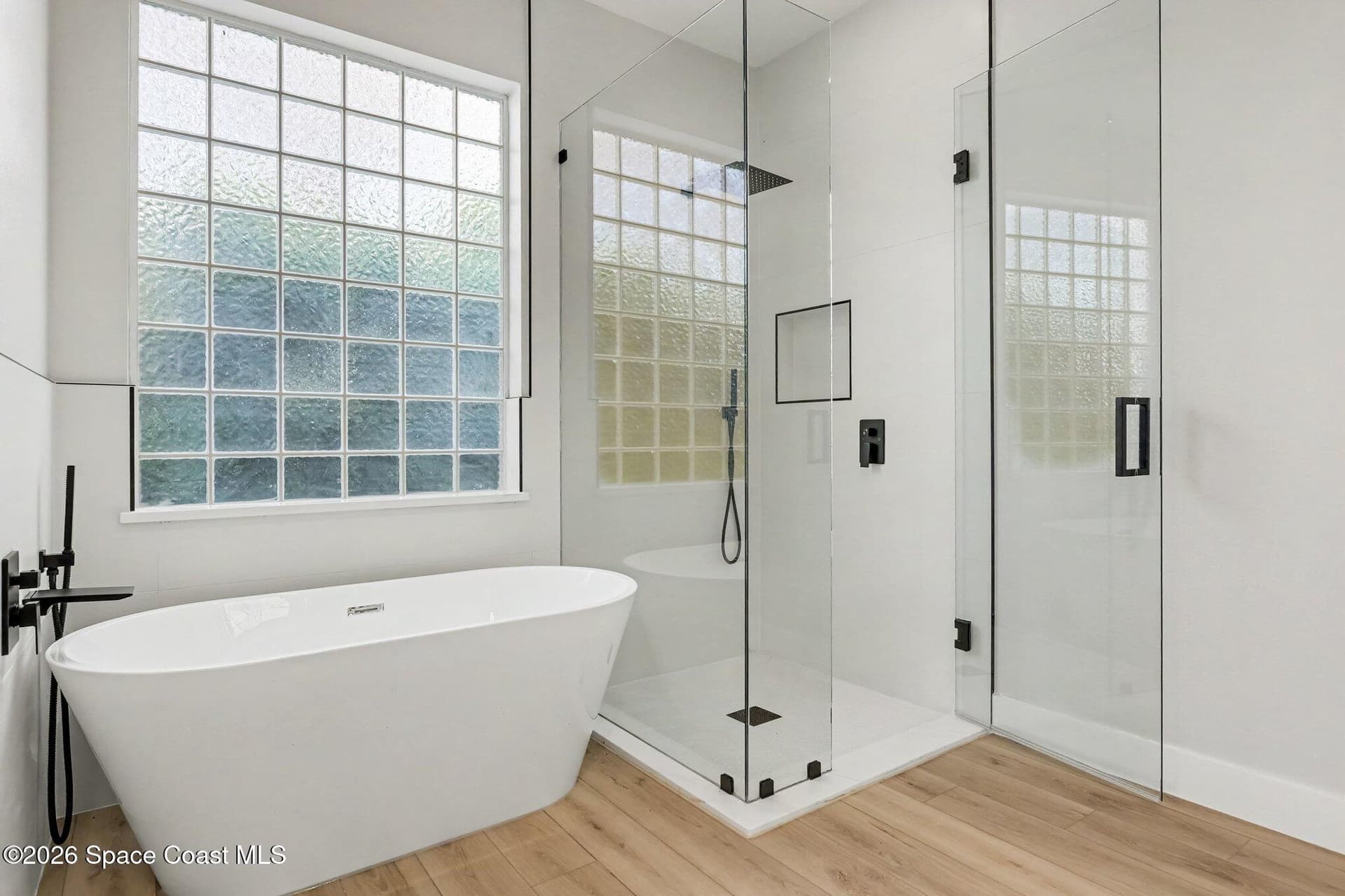 572 Oceanside Boulevard photo 22