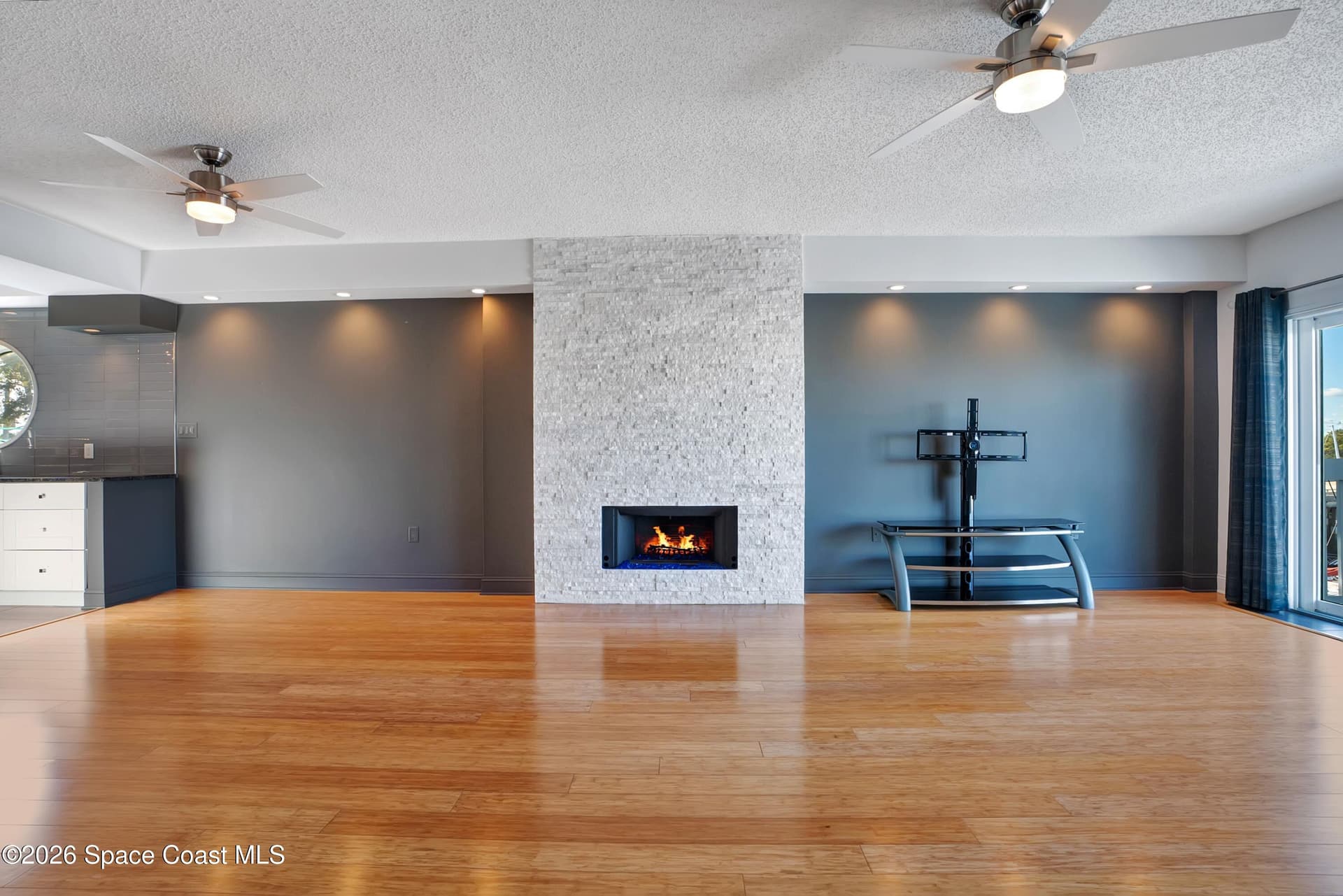 1208 E River Drive E 401 photo 18