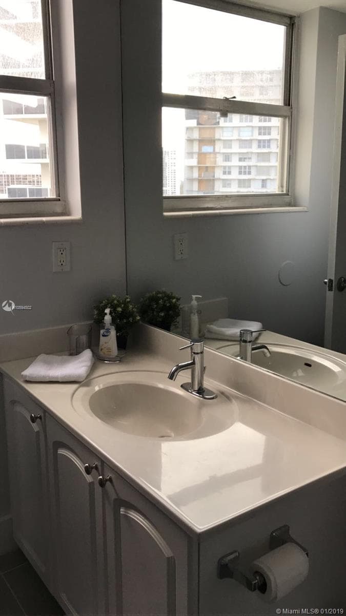 3801 S Ocean Dr 10V photo 10