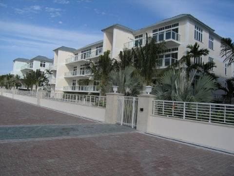 180 Lake Drive 2103 photo 1