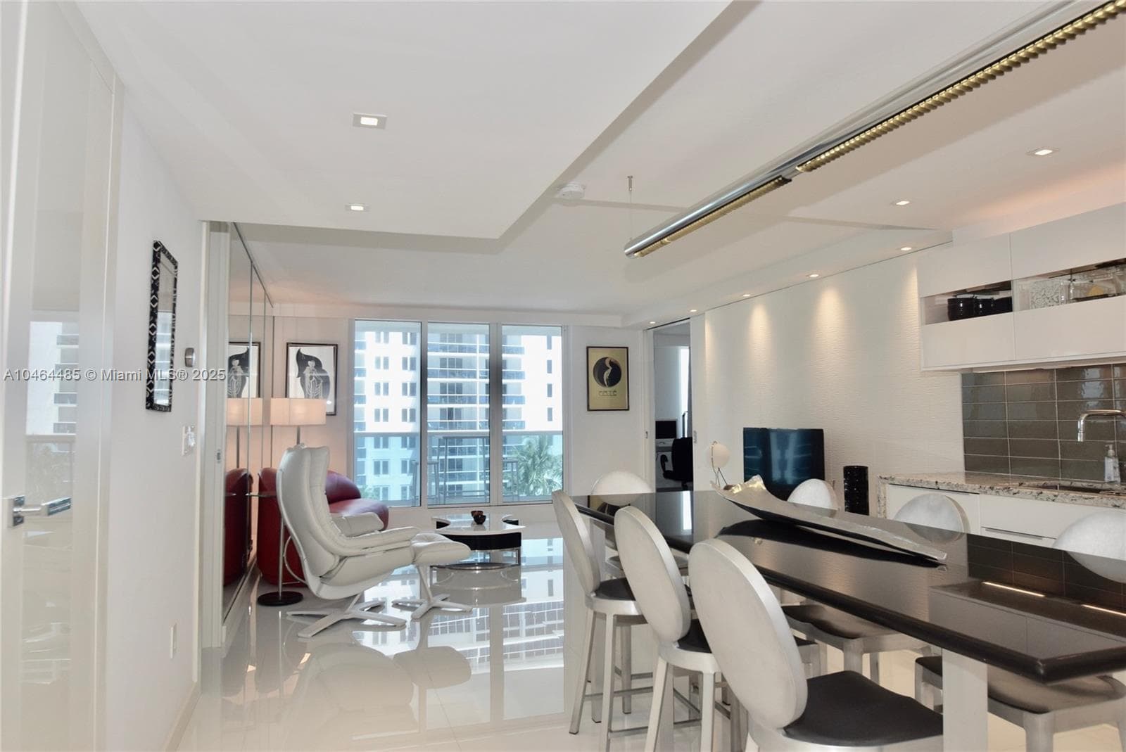 2301 Collins Ave 815/814 photo 5