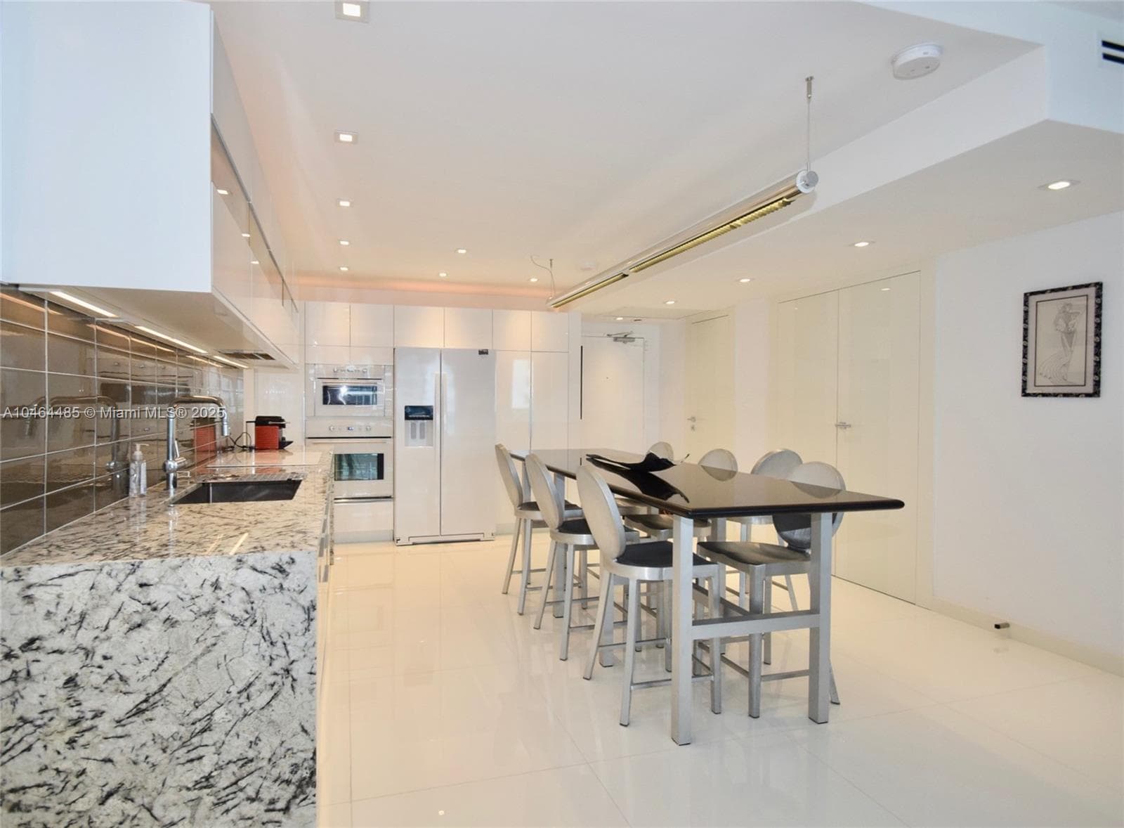 2301 Collins Ave 815/814 photo 4