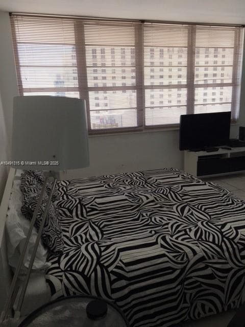 100 LINCOLN RD 1236 photo 3