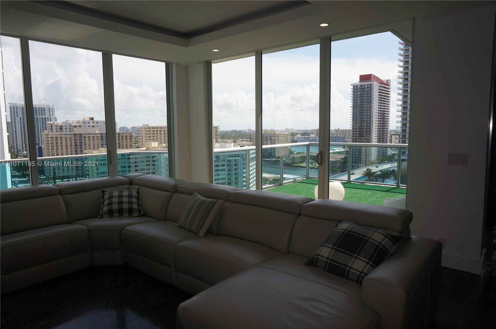 4001 S Ocean Dr PH1 photo 10