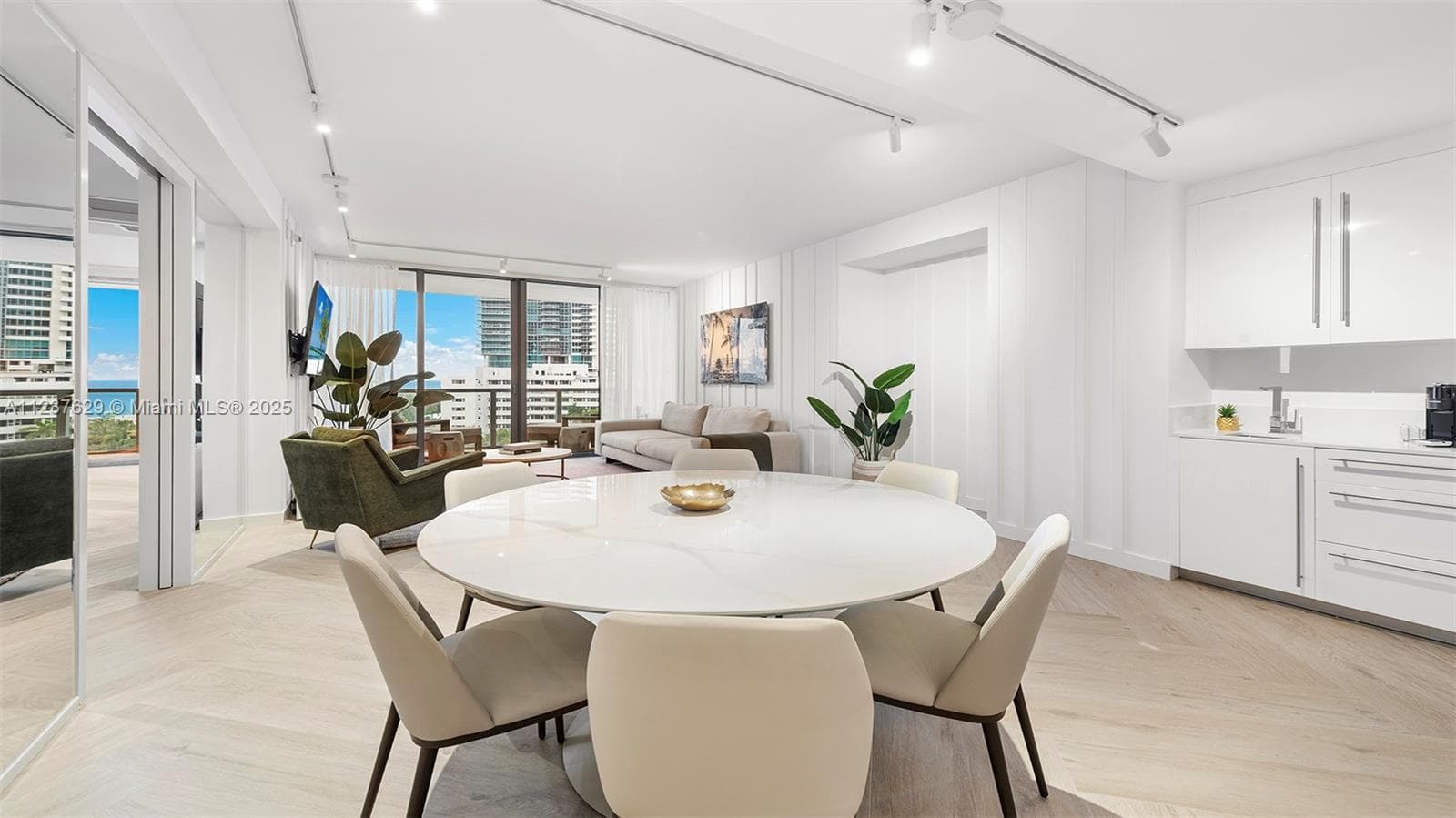 2201 Collins Ave 804 photo 9