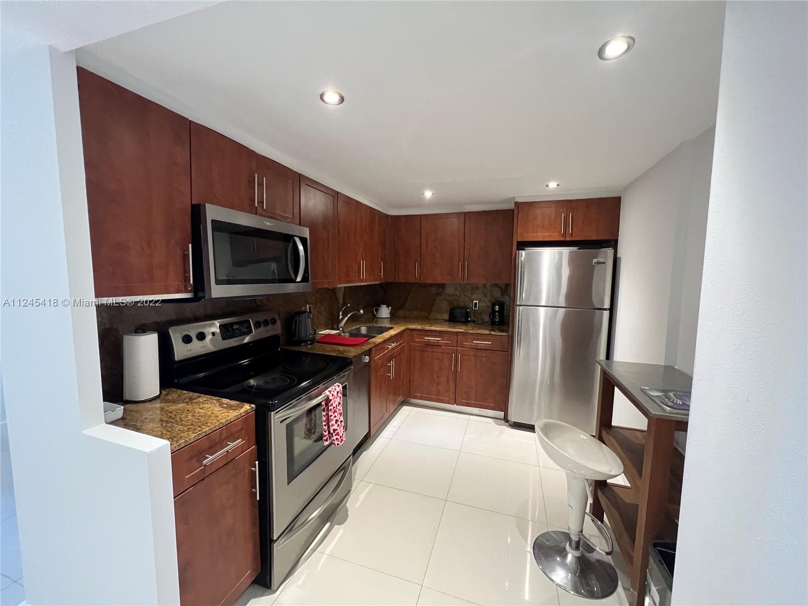 5161 Collins Ave 309 photo 2