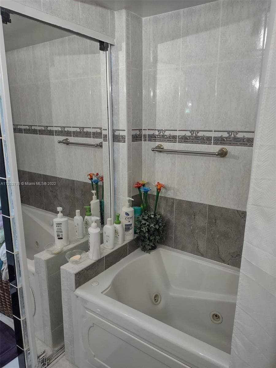 4747 Collins Ave 107 photo 11