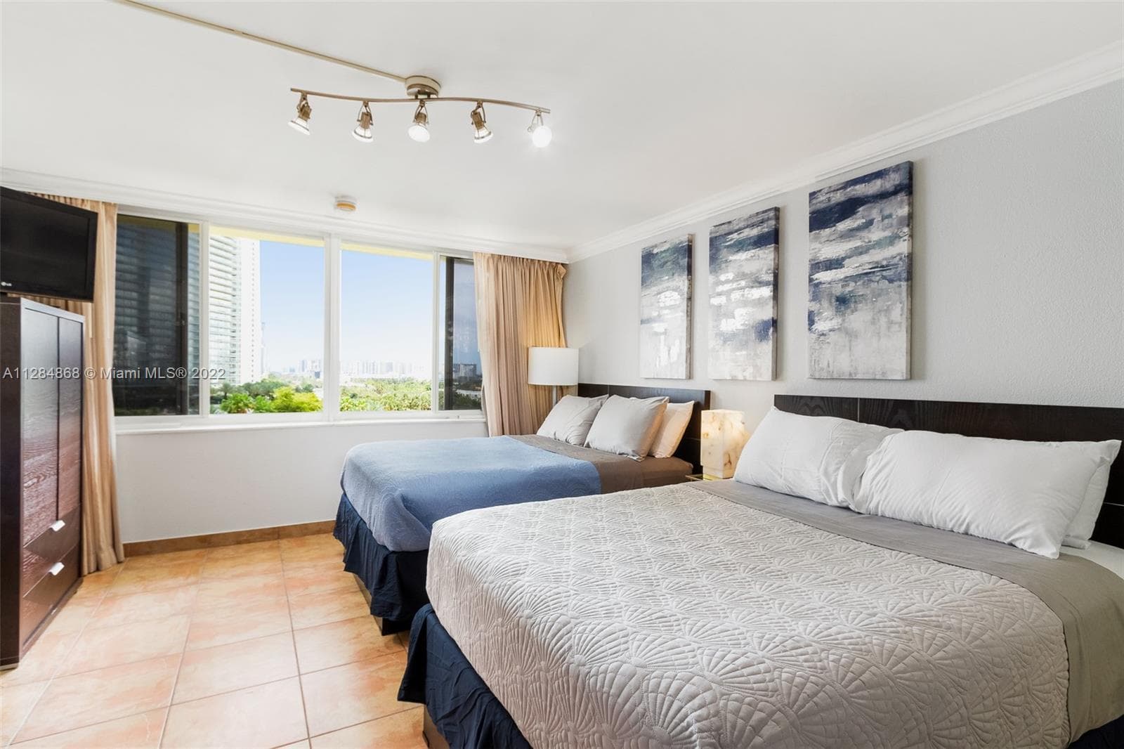 19201 Collins Ave 641 photo 4