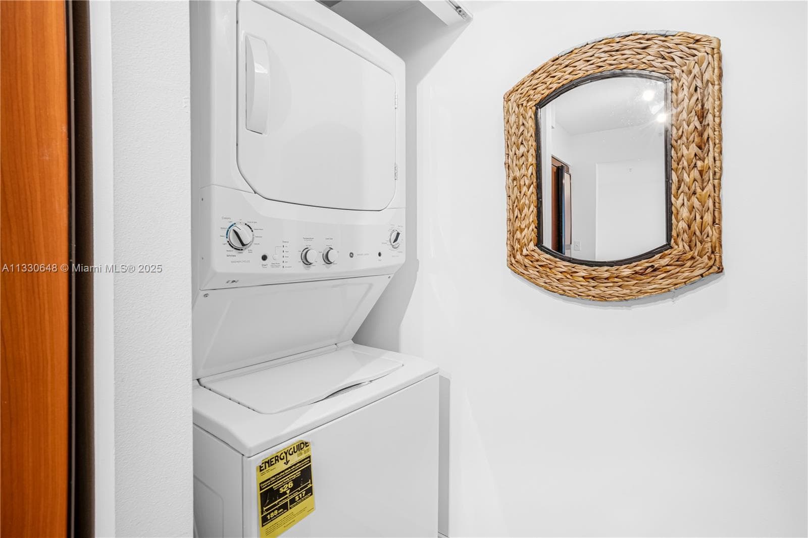 2080 Ocean Dr, 1507. photo 3