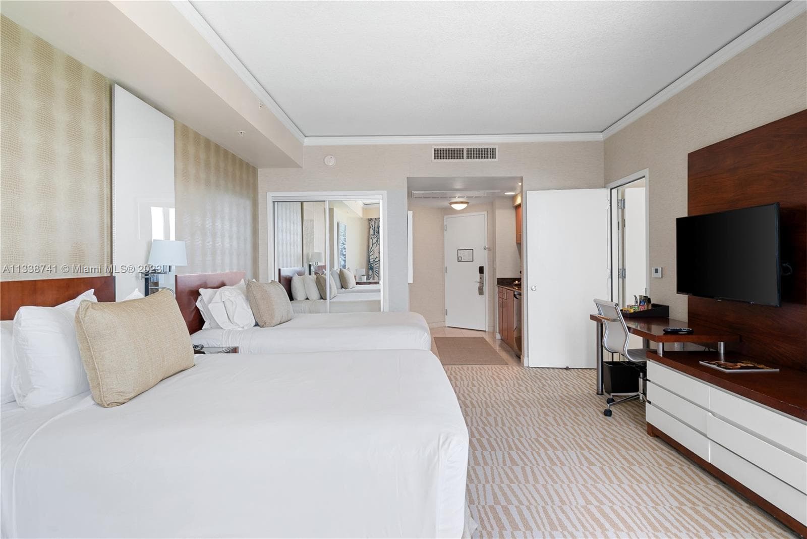 18001 Collins Ave 2009 photo 17