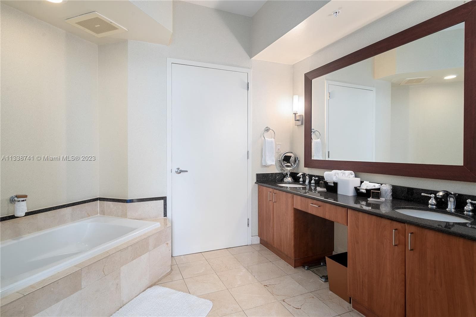 18001 Collins Ave 2009 photo 9