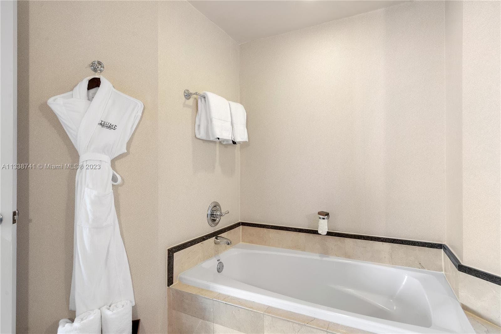 18001 Collins Ave 2009 photo 10