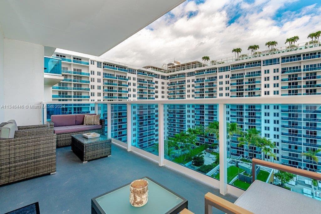 2301 Collins Ave 1115 photo 2