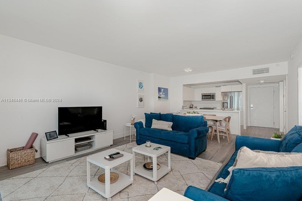 2301 Collins Ave 1115 photo 6