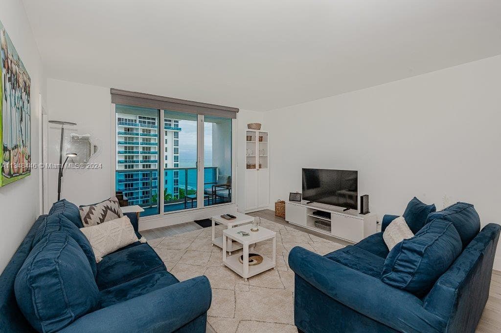 2301 Collins Ave 1115 photo 4