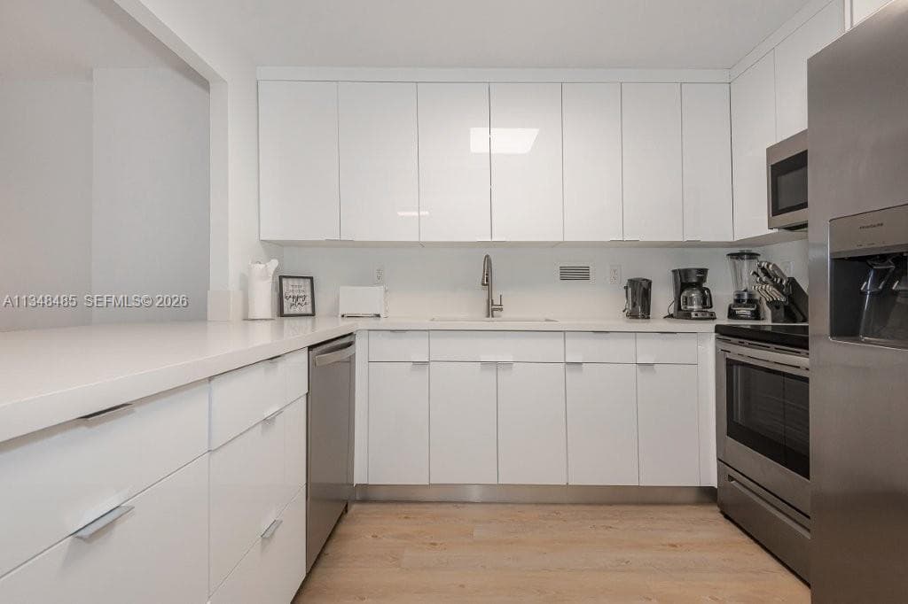2301 Collins Ave 927 photo 2