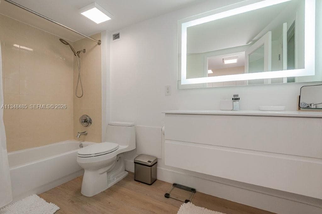 2301 Collins Ave 927 photo 4