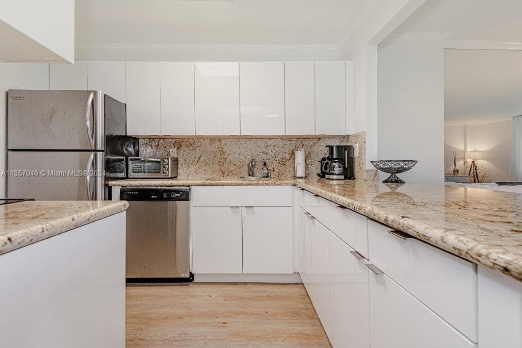2301 Collins Ave 842 photo 12