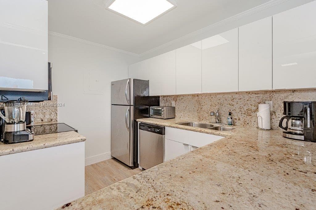 2301 Collins Ave 842 photo 14