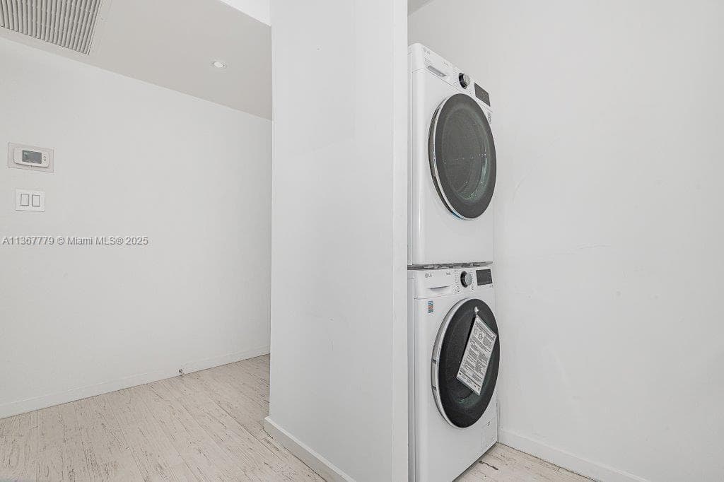 2301 Collins Ave 1032 photo 17