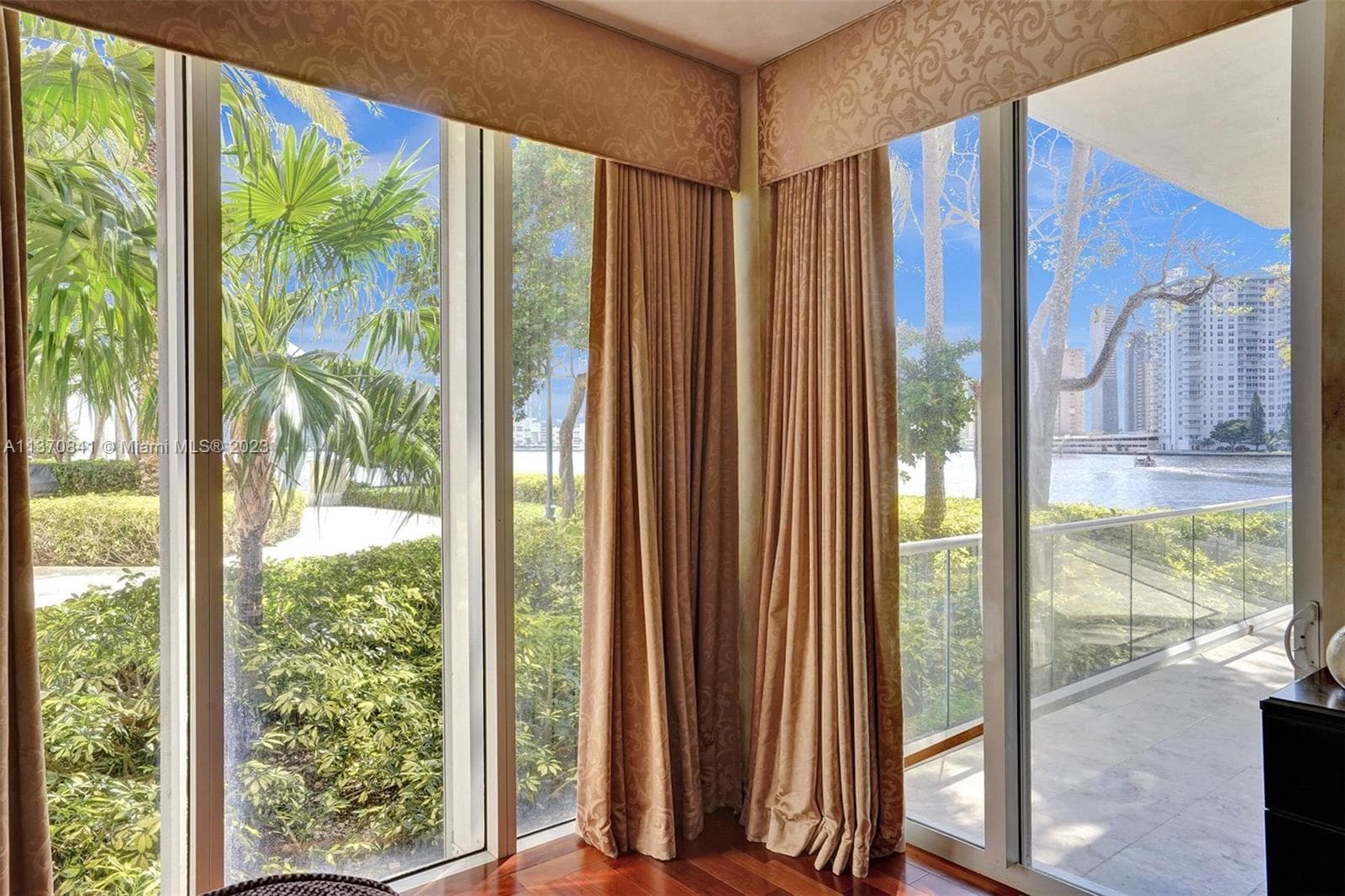 2600 Island Blvd 101 photo 23