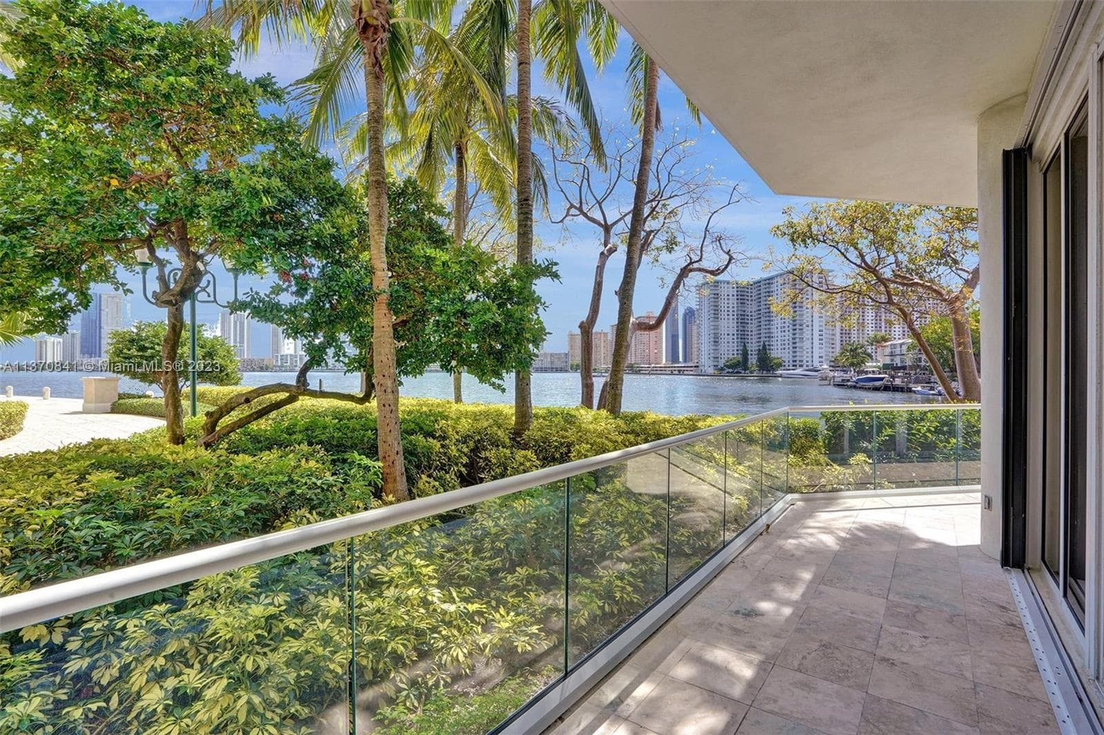2600 Island Blvd 101 photo 16