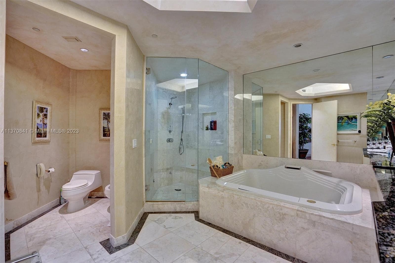 2600 Island Blvd 101 photo 25