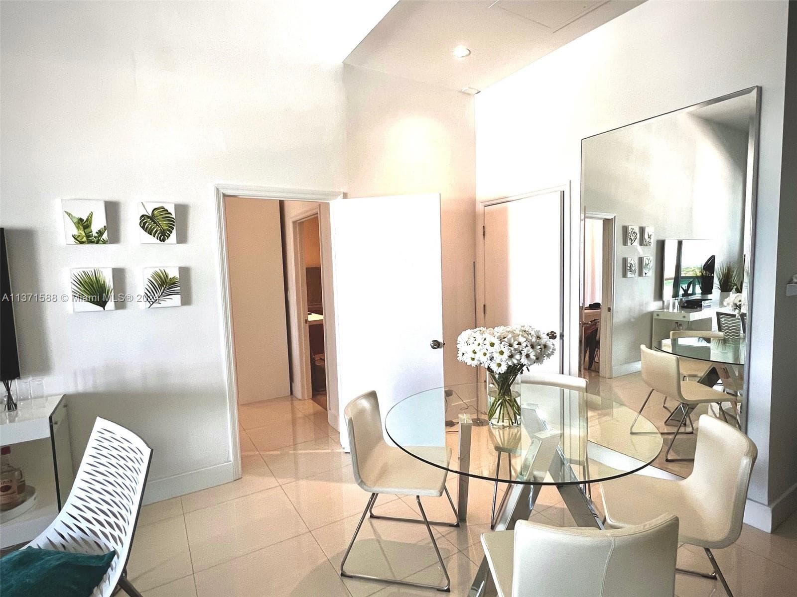 2301 Collins Ave 1626 photo 8