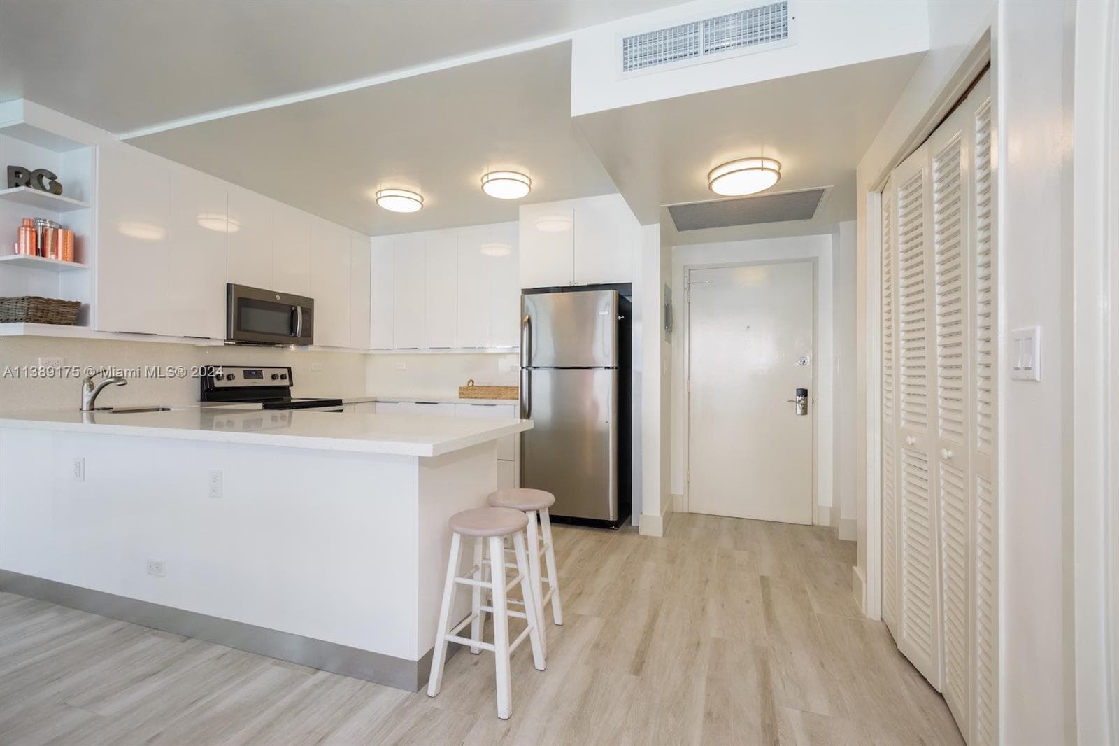5601 Collins Ave 1204 photo 4