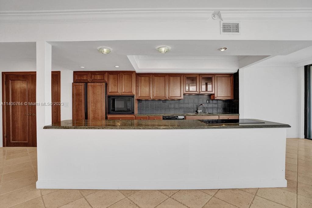 19667 Turnberry Way 26B photo 10