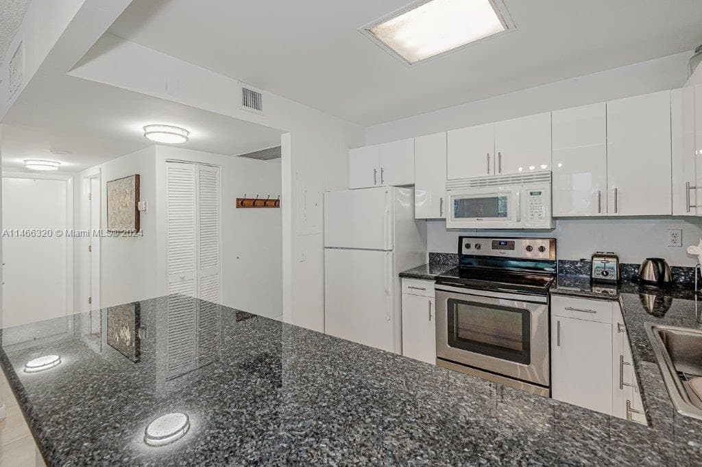 2301 Collins Ave 803 photo 17