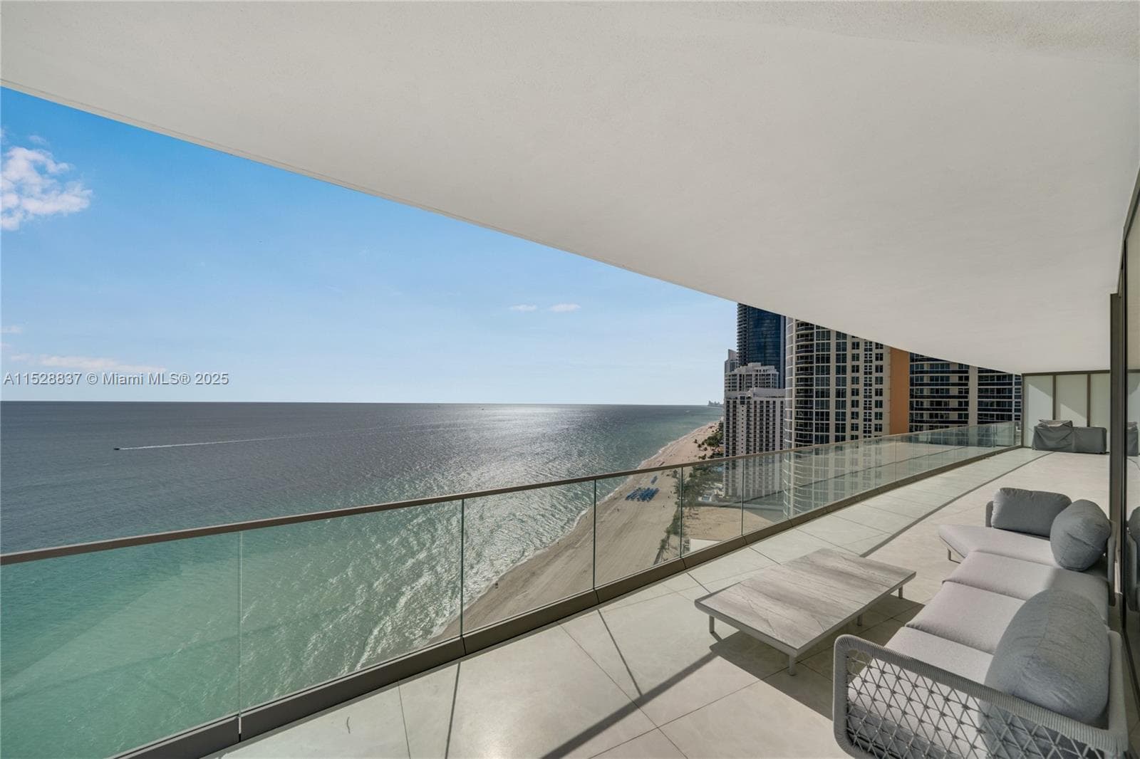 18975 Collins Ave 2000 photo 3