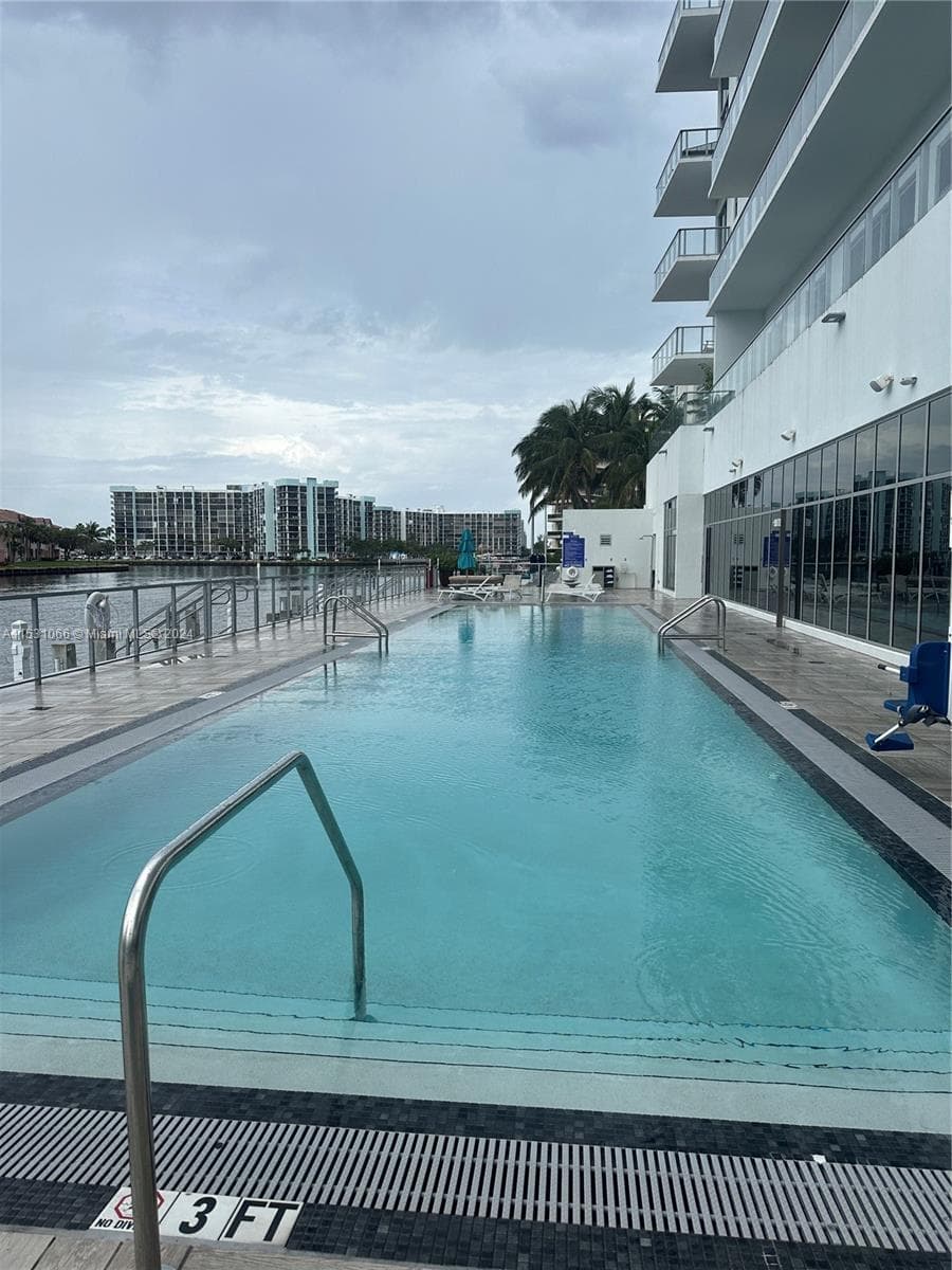 4010 S Ocean Dr R707 photo 2
