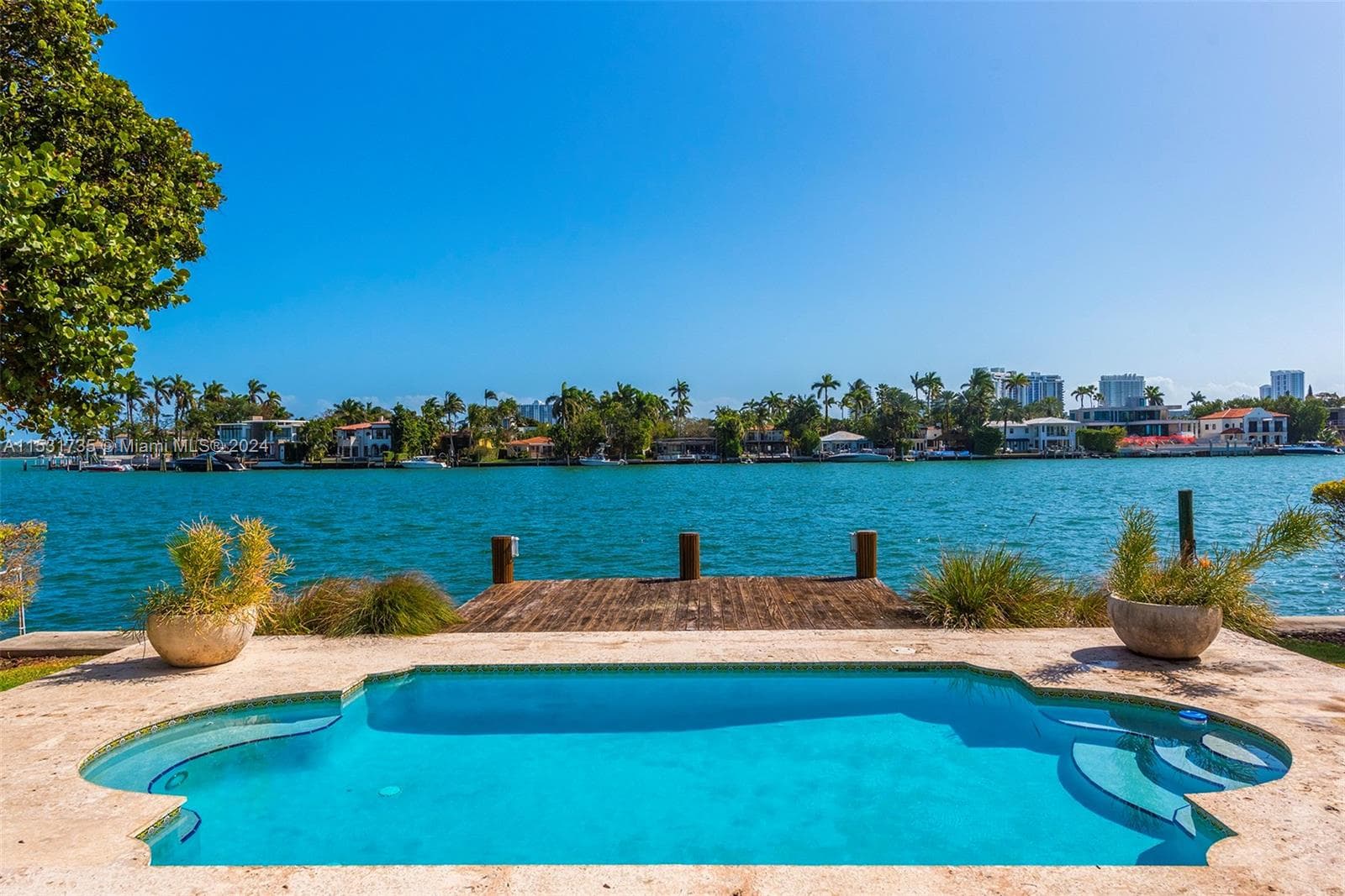 527 E Dilido Dr photo 2