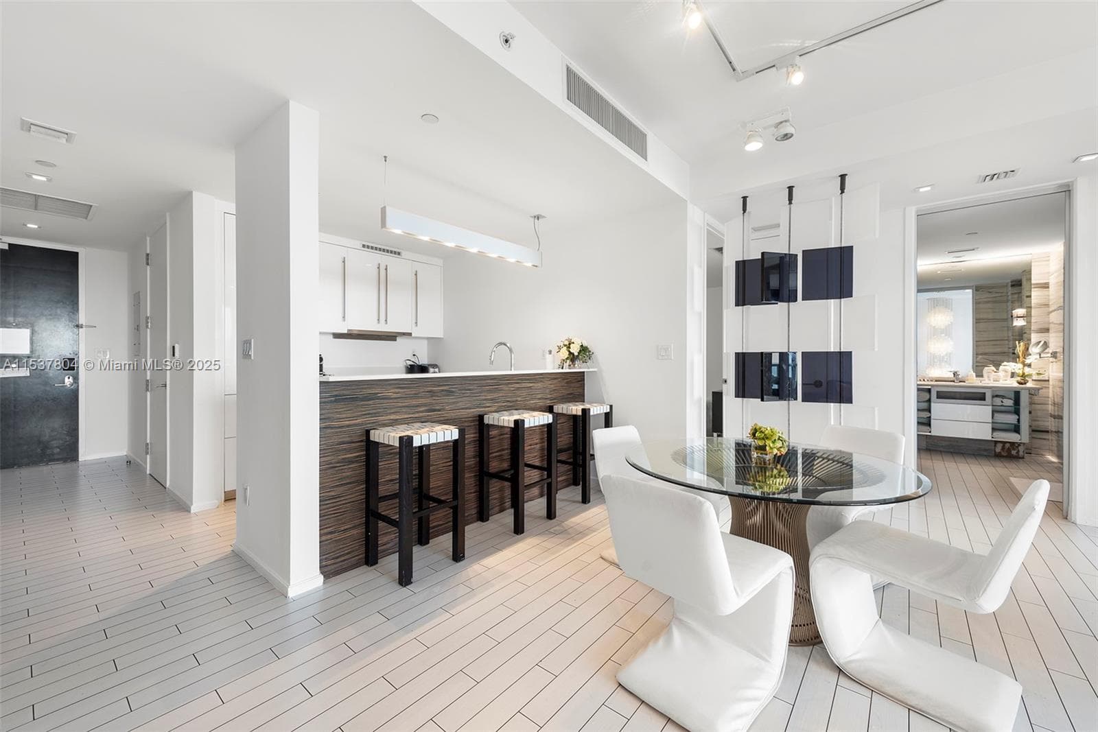 2201 Collins Ave 814 photo 12