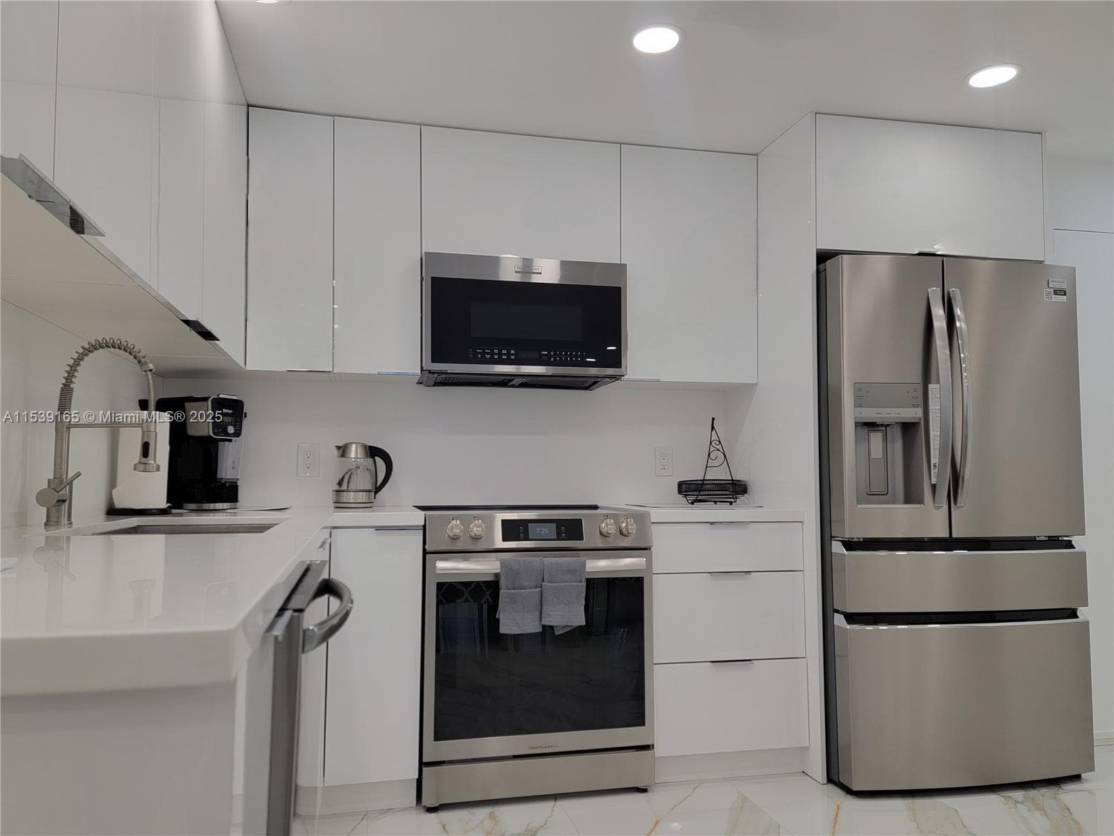 3505 S Ocean Dr 1509 photo 9