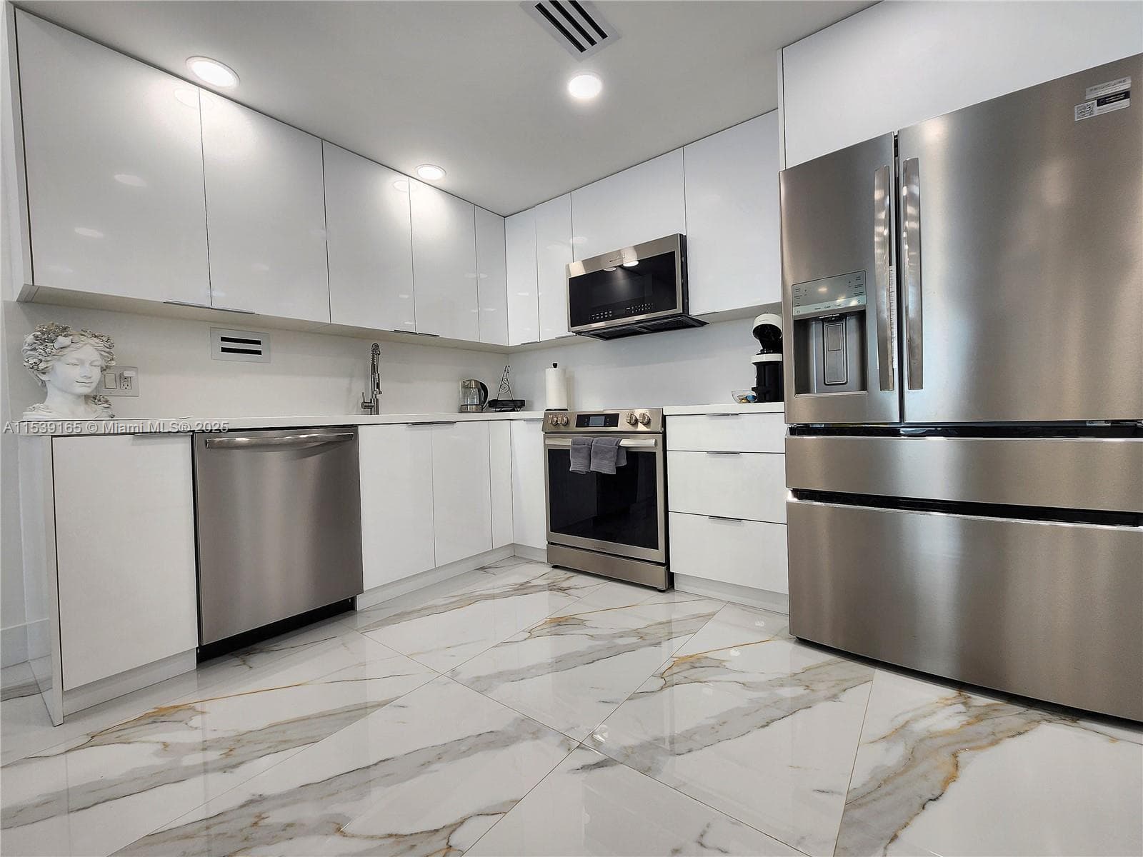 3505 S Ocean Dr 1509 photo 8