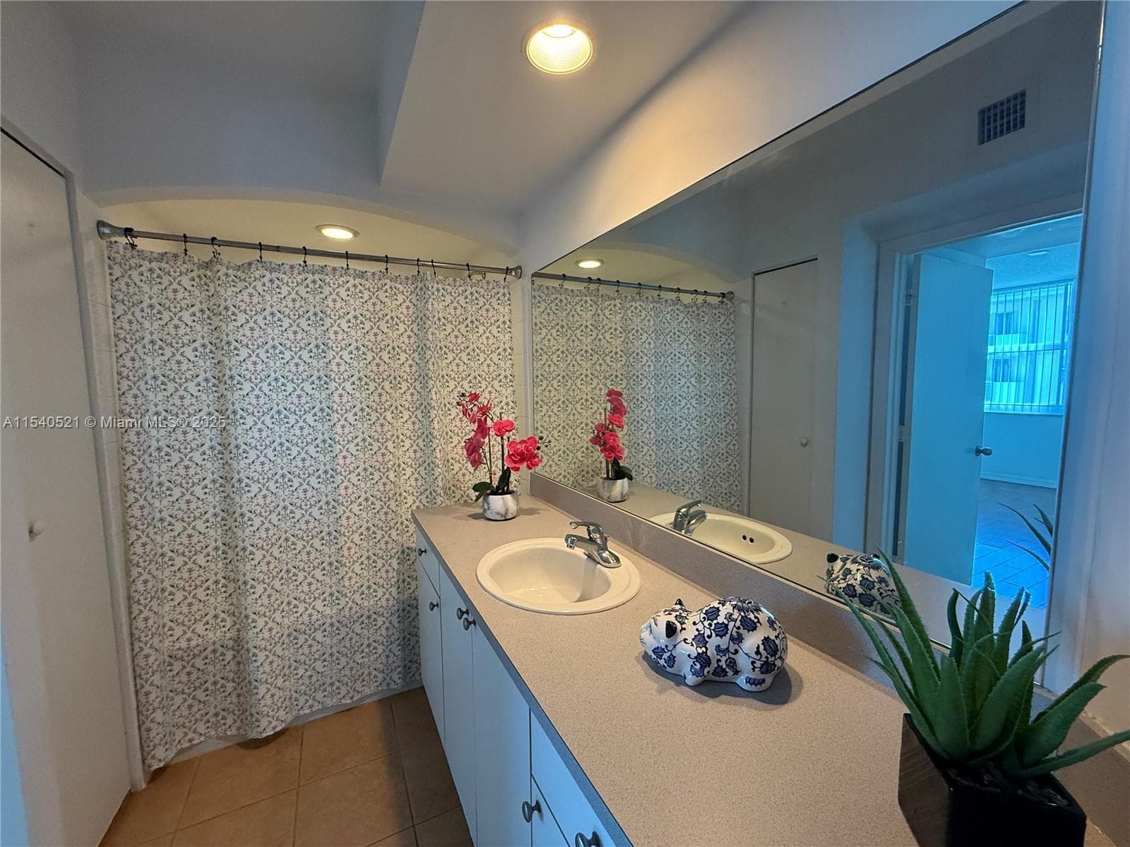 9201 Collins Ave 1023 photo 13