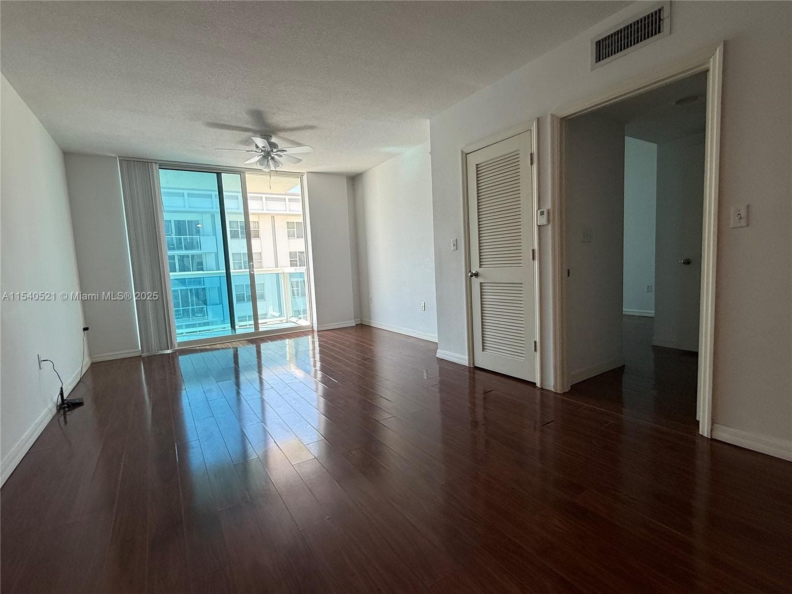 9201 Collins Ave 1023 photo 3