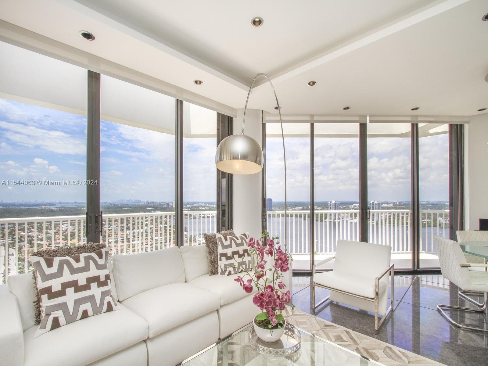 2000 Island Blvd PH 7 photo 2